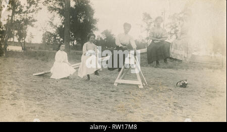 Antique c1895, fotografia, cinque donne vittoriano su un altalena. Posizione sconosciuta, STATI UNITI D'AMERICA. Fonte: fotografia originale Foto Stock