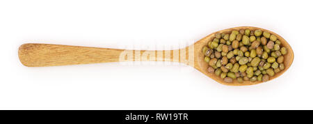 Mung bean in un cucchiaio di legno isolato su sfondo bianco. Vista superiore Foto Stock