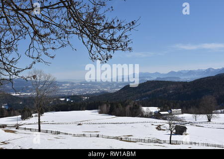 Kärnten Villach, Stadt, Panorama, Skyline, Stadt, Dobratsch, Wegkreuz, Holzkreuz, Baum, Wald, inverno, Schnee, Wiese, Weide, verschneit, kahl, AST, Äs Foto Stock