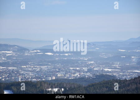 Kärnten Villach, Stadt, Panorama, Skyline, Stadt, Dobratsch, Wegkreuz, Holzkreuz, Baum, Wald, inverno, Schnee, Wiese, Weide, verschneit, kahl, AST, Äs Foto Stock