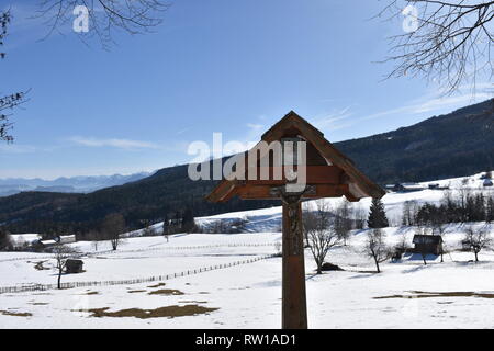 Kärnten Villach, Stadt, Panorama, Skyline, Stadt, Dobratsch, Wegkreuz, Holzkreuz, Baum, Wald, inverno, Schnee, Wiese, Weide, verschneit, kahl, AST, Äs Foto Stock