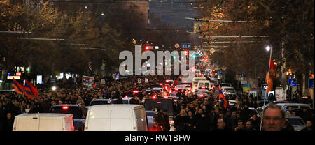 YEREVAN, Armenia - Mar 01, 2019: il popolo armeno marching - omaggio per il 1 marzo le vittime nel 2008 in ARMENIA JEREVAN - Mai più traduzioni "IO SONO Foto Stock