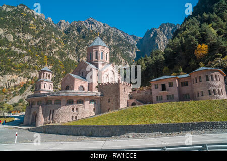 Arcangelo Monastero Complesso situato nella Gorge Dariali, Georgia. Foto Stock