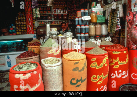 Pressione di stallo di spezie al Cairo Marketplace, EG Foto Stock