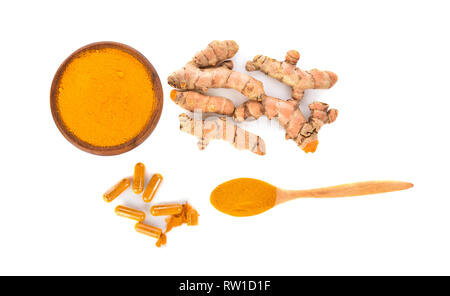 Vista superiore della capsula di curcuma ,curcuma in cucchiaio di legno e la curcuma nella ciotola di legno isolato su sfondo bianco Foto Stock