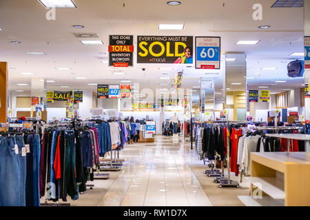 Febbraio 28, 2019 Sunnyvale / CA / STATI UNITI D'AMERICA - Vista interna dei capi di abbigliamento femminile dipartimento presso un magazzino Macy's circa per chiudere; insegne pubblicitarie alta discou Foto Stock