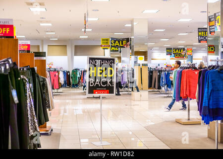 Febbraio 28, 2019 Sunnyvale / CA / STATI UNITI D'AMERICA - Vista interna dei capi di abbigliamento femminile dipartimento presso un magazzino Macy's circa per chiudere; insegne pubblicitarie alta discou Foto Stock