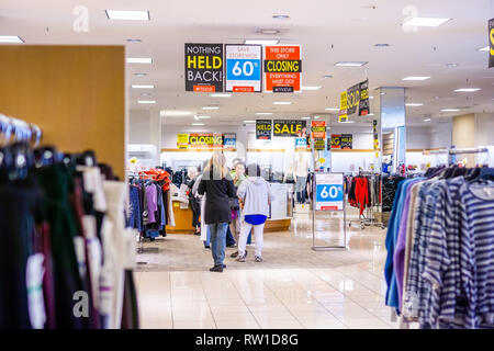 Febbraio 28, 2019 Sunnyvale / CA / STATI UNITI D'AMERICA - Vista interna dei capi di abbigliamento femminile dipartimento presso un magazzino Macy's circa per chiudere; insegne pubblicitarie alta discou Foto Stock