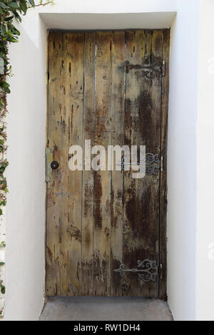 Una casa moderna ingresso è mostrato con una porta realizzata dal vecchio, riciclata legname. Foto Stock