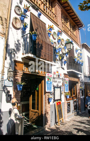 Un ristorante nel quartiere Albaicin di Granada, Spagna, noto per il suo uso abbondante di piastre sulla sua facciata anteriore. Foto Stock