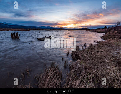 Seguendo il fiume Alouette in Pitt prati in un freddo inverno mattina. Foto Stock