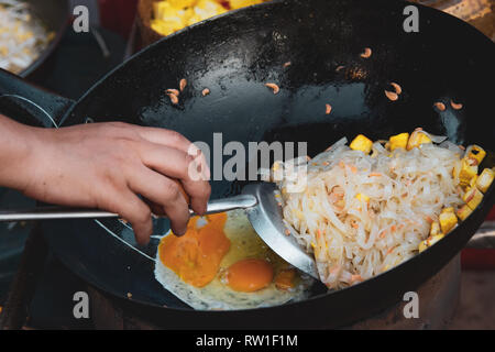 Thai street fast food nel tegame caldo Pad Thai thai noodle Foto Stock