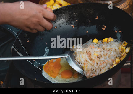 Thai street fast food nel tegame caldo Pad Thai thai noodle Foto Stock