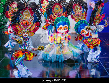 I ballerini filippini del festival di Masskara di Bacolod si esibiscono al festival di Maskdance che si tiene ad Andong nella Corea del Sud Foto Stock