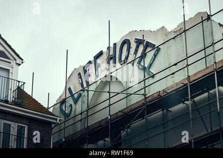 Harwich & Dovercourt, Essex, Inghilterra - Marzo 3, 2019: dettaglio dei restanti insegne su Cliff Hotel a Harwich con gravi spaccature e ponteggi Foto Stock