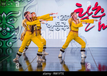 I ballerini del Folk Ensemble Gulun di Yakutia nella Russia settentrionale si esibiscono al festival di Maskdance che si tiene ad Andong nella Corea del Sud Foto Stock