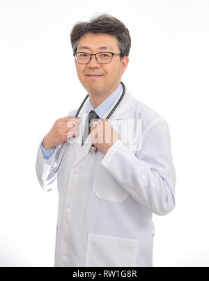 Asian medico sorridente. isolato su sfondo bianco. Foto Stock