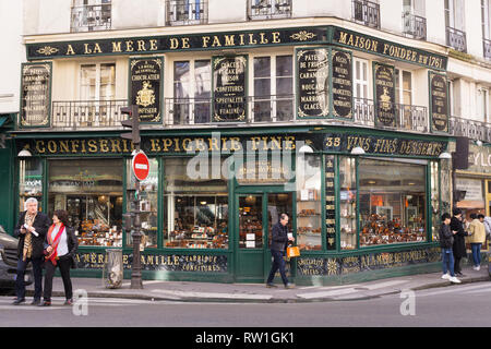 À La Mère de Famille confiserie - cioccolato e pasticceria su Rue du Faubourg Montmartre a Parigi, Francia. Foto Stock