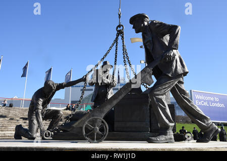 'Atterrato'Sculpture da Les Johnson,al di fuori del Centro Esposizioni ExCel,Royal Victoria Square,Docklands,London.UK Foto Stock