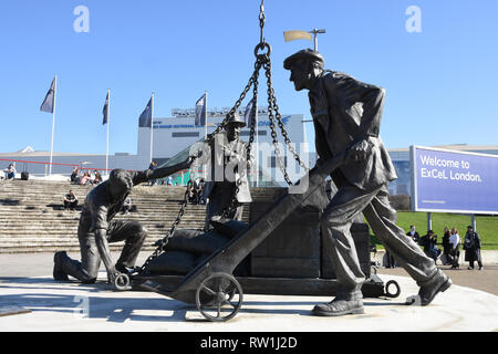 'Atterrato'Sculpture da Les Johnson,al di fuori del Centro Esposizioni ExCel,Royal Victoria Square,Docklands,London.UK Foto Stock