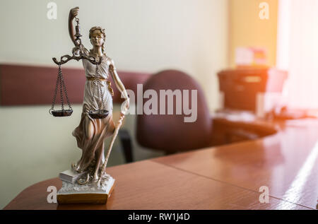 Diritto e Giustizia concetto. Mallet del giudice, libri, bilancia della giustizia. Aula tema. Foto Stock
