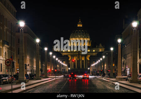 Vista notte presso la Basilica di San Pietro, una delle più grandi chiese del mondo si trova nella città del Vaticano. Foto Stock