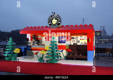 Stelle di LEGO Movie 2 Chris Pratt e Tiffany Haddish servire londinesi di caffè a un pop-up café a sostegno di UNICEF UK. Realizzato da 48,627 LEGO® mattoni, la catena di caffè serve bevande gratis per due giorni per celebrare il rilascio del film LEGO 2 in UK Cinema venerdì 8 febbraio. Dotato di: atmosfera dove: Londra, Regno Unito quando: 01 Feb 2019 Credit: Joe Pepler/PinPep/WENN.com Foto Stock