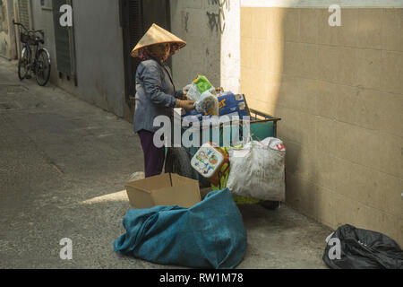 Donna cerca di rifiuti in Ho Chi Minh Foto Stock