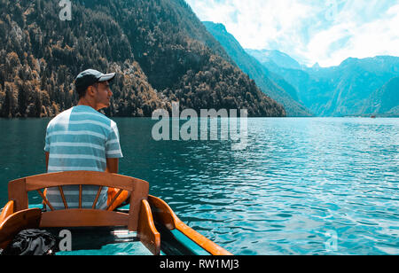 Giovane uomo che guarda verso le Alpi presso il Koenigssee Foto Stock