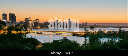 Vista dal Kings Park durante il tramonto guardando ad est oltre il Narrows Bridge lungo il Fiume Swan e Perth la foreshore Foto Stock