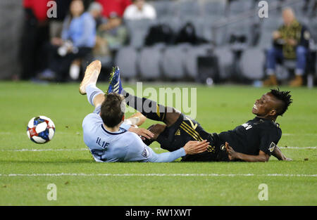 Los Angeles, California, USA. 3 Mar, 2019. Los Angeles FC avanti Latif benedizione (7) del Ghana, collide con Sporting Kansas City centrocampista Ilie Sanchez (6) della Spagna, durante il 2019 Major League Soccer (MLS) match tra Los Angeles e FC Sporting Kansas City in Los Angeles, California, 3 marzo 2019. Credito: Ringo Chiu/ZUMA filo/Alamy Live News Foto Stock