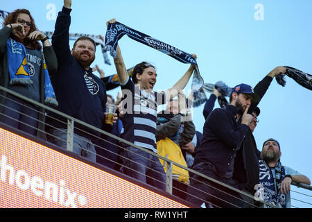 Los Angeles, CA, Stati Uniti d'America. 03 Mar, 2019. MLS 2019: Sporting fan dei KC allegria dopo un obiettivo durante il Los Angeles Football Club vs Sporting KC a BANC DELLA CALIFORNIA Stadium di Los Angeles, Ca il 03 marzo 2019. Foto di Jevone Moore Credito: csm/Alamy Live News Foto Stock