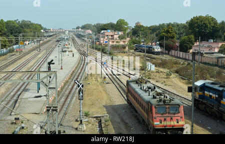 Ferrovia via presso una stazione ferroviaria in India del Nord (stato del Rajasthan) - in primo piano una locomotiva delle ferrovie indiane, presa su 31.01.2019 | Utilizzo di tutto il mondo Foto Stock