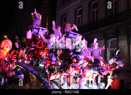 Aalst, Belgio. 3 Marzo, 2019. Una delle luminose galleggianti durante l annuale sfilata di carnevale a Aalst, che è patrimonio UNESCO evento riconosciuto del patrimonio culturale immateriale. Credito: Imladris/Alamy Live News Foto Stock