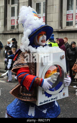 Aalst, Belgio. 3 Marzo, 2019. Sconosciuto ballerino femmina godendo la parata durante l annuale carnevale di Aalst, che è patrimonio UNESCO evento riconosciuto del patrimonio culturale immateriale. Credito: Imladris/Alamy Live News Foto Stock