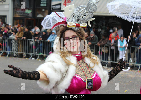 Aalst, Belgio. 3 Marzo, 2019. Sconosciuto ballerino femmina godendo la parata durante l annuale carnevale di Aalst, che è patrimonio UNESCO evento riconosciuto del patrimonio culturale immateriale. Credito: Imladris/Alamy Live News Foto Stock