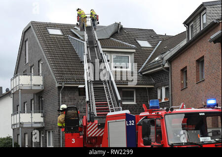 04 marzo 2019, della Renania settentrionale-Vestfalia, Aachen: Vigili del Fuoco allegare una parte di un tetto staccato dalla tempesta. Il lunedì, la tempesta 'Bennett' hit della Renania settentrionale-Vestfalia. Foto: Ralf Roeger/dpa Foto Stock