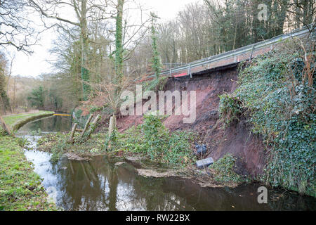Kidderminster, Regno Unito. 4 Marzo, 2019. dopo una frana in Staffordshire e Worcestershire Canal questo weekend a Kidderminster, battelli Moor, la maggior parte di loro occupanti in vacanza sperando di viaggiare sul canal, aspettando pazientemente per il Canale e il fiume fiducia per rimuovere una massa di terra e detriti dall'acqua. Attualmente il canale è impraticabile, ma Canal fiducia i lavoratori sono già al lavoro per rimuovere i detriti. Credito: Lee Hudson/Alamy Live News Foto Stock
