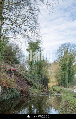 Kidderminster, Regno Unito. 4 Marzo, 2019. dopo una frana in Staffordshire e Worcestershire Canal questo weekend a Kidderminster, battelli Moor, la maggior parte di loro occupanti in vacanza sperando di viaggiare sul canal, aspettando pazientemente per il Canale e il fiume fiducia per rimuovere una massa di terra e detriti dall'acqua. Attualmente il canale è impraticabile, ma Canal fiducia i lavoratori sono già al lavoro per rimuovere i detriti. Credito: Lee Hudson/Alamy Live News Foto Stock