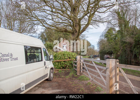 Kidderminster, Regno Unito. 4 Marzo, 2019. dopo una frana in Staffordshire e Worcestershire Canal questo weekend a Kidderminster, battelli Moor, la maggior parte di loro occupanti in vacanza sperando di viaggiare sul canal, aspettando pazientemente per il Canale e il fiume fiducia per rimuovere una massa di terra e detriti dall'acqua. Attualmente il canale è impraticabile, ma Canal fiducia i lavoratori sono già al lavoro per rimuovere i detriti. Credito: Lee Hudson/Alamy Live News Foto Stock