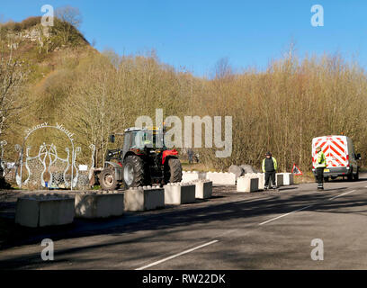 Stoney legno, Wirksworth, Derbyshire Dales, UK. 4 Marzo, 2019. Operai presso il luogo di bellezza locale Stoney legno carpark come Derbyshire Dales consiglio del distretto provare il riposizionamento di una zingara viaggiatori Roma il campeggio sul terreno adiacente alla Stoney legno.Wirksworth Città del Consiglio sono alla ricerca di consulenza legale per cercare e proteggere gli alberi, rare orchidee selvatiche e altri animali selvatici in ed intorno a questo spettacolo di particolare interesse scientifico. Credito: Doug Blane/Alamy Live News Foto Stock