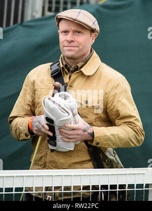 FILE: Prodigy cantante Keith Flint 1969-2019. Badminton Horse Trials, Gloucestershire, UK. Il 4 maggio, 2018. Keith Flint dei Prodigy, un vivo equestre, amico di supporto Lissa verde durante la fase di dressage, Mitsubishi Motors Badminton Horse Trials, maggio 2018. Credito: Nico Morgan/Alamy Live News Foto Stock