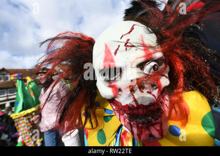 Herbstein, Germania. 04 Mar, 2019. Un clown horror sorge in corrispondenza del bordo della tradizionale Springer treno. Il ponticello treno risale a una vecchia abitudine. Nel xvii secolo, scalpellini tirolese ha portato questa tradizione di Herbstein. Credito: Uwe Zucchi/dpa/Alamy Live News Foto Stock