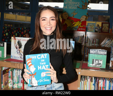 Compton, CA, Stati Uniti d'America. 1 Mar, 2019. LOS ANGELES - MAR 1: Haley Pullos a leggere in tutta l'America evento presso il Robert F Kennedy Scuola elementare il 1 marzo 2019 in Compton, CA Credito: Kay Blake/ZUMA filo/Alamy Live News Foto Stock