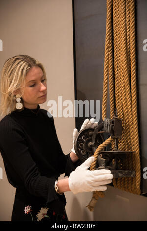 Londra, Regno Unito. Mar 4, 2019. Bonhams photocall per la Post-War e arte contemporanea vendita ha avuto luogo nel nuovo Bond Street, Londra. Sul display: JANNIS KOUNELLIS(Greco, 1936-2017)Untitled 1989. Stimato a: £ 100.000 - 150.000. La vendita avviene il 6 marzo a 5pm. Credito: Keith Larby/Alamy Live News Foto Stock