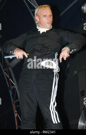 PICS FILE: 4 marzo, 2019. Keith Flint, il cantante dei Prodigy ha scomparso all'età di 49 - fotografato il 6 agosto, 2005 durante le loro performance al 2005 Grolsch Estate insieme una serie di concerti, Somerset House, Londra, UK Credit: Ben rettore/Alamy Live News Foto Stock