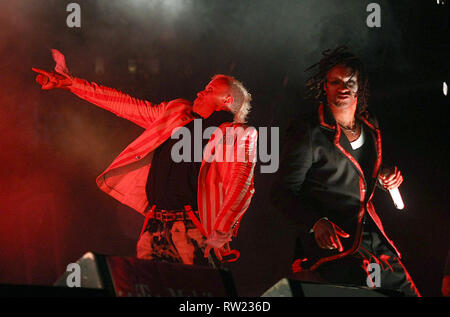 Nurburgring, Deutschland. 07Th Giugno, 2008. I due cantanti del British band di crossover del prodigio, Maxim (r) e Keith Flint sono il venerdì (06.06.2008) a open-air festival 'Rock Am Ring' sul Nurburgring sul palco. In autodromo in Eifel, il rock spettacolo iniziato nel torbido meteo senza alcun inconveniente. L'organizzatore si aspetta la tre giorni di festival, quali funzioni top agisce da Germania e all'estero, con 85.000 visitatori. Credito: Thomas Frey dpa (c) dpa - Relazione | in tutto il mondo di utilizzo/dpa/Alamy Live News Foto Stock