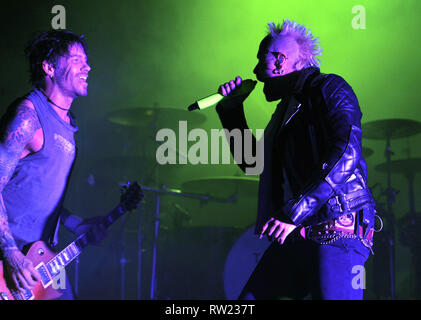 ***FILE FOTO*** cantante Keith Flint (destra) del prodigy music band esegue durante la roccia per persone music festival di Hradec Kralove, Repubblica Ceca, dal 4 luglio 2012. (CTK foto/Alexandra Mlejnkova) Foto Stock