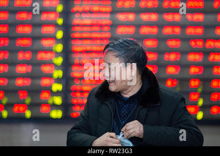 Nanjing, cinese della provincia di Jiangsu. Mar 4, 2019. Un investitore è visto in una borsa in Nanjing, a est della capitale cinese della provincia di Jiangsu, Marzo 4, 2019. Quote cinese vicino maggiore lunedì seguente MSCI per la decisione di aumentare il peso della Cina A-condivide i suoi indici e recentemente ha svelato i regolamenti sul sci-tech board. Il benchmark Shanghai Composite Index guadagnato 1,12 percento per terminare a 3,027.58, rompendo la 3.000-livello. Credito: Su Yang/Xinhua/Alamy Live News Foto Stock