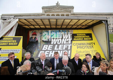 Belfast, Regno Unito. 04 Mar, 2019. Sinn Féin, SDLP e rappresentanti di Alleanza uniti i membri dal confine europee contro Brexit per il lancio di un nuovo cartellone e un anti-dichiarazione Brexit a Stormont agli edifici del Parlamento di Belfast, Irlanda del Nord, lunedì 4 marzo 2019. Il gruppo ha annunciato un importante confine protesta il 30 marzo. Foto/Paolo McErlane Credito: Irish occhio/Alamy Live News Foto Stock